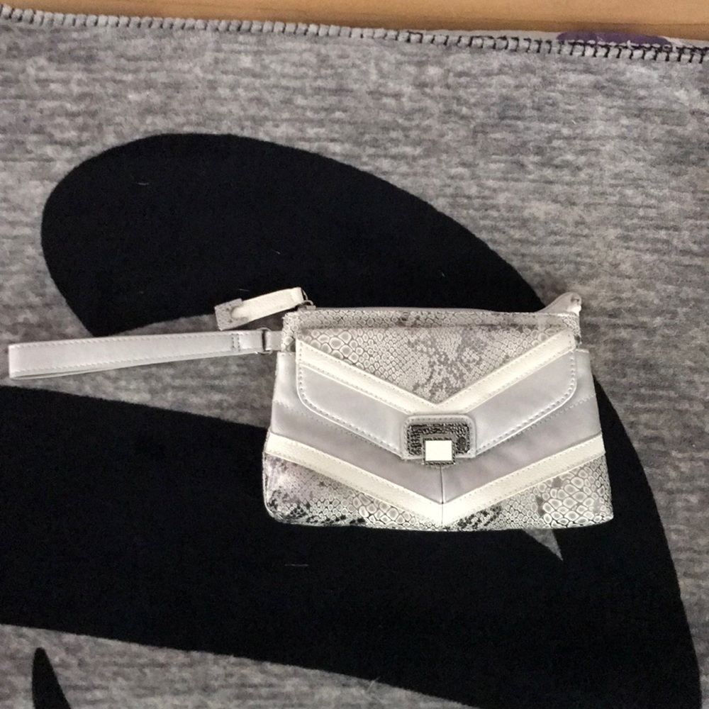 Jenifer Lopez clutch